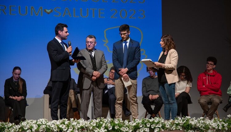 Biagio Tinghino e Salvatore Sallemi premiano Fabio Gurrieri
