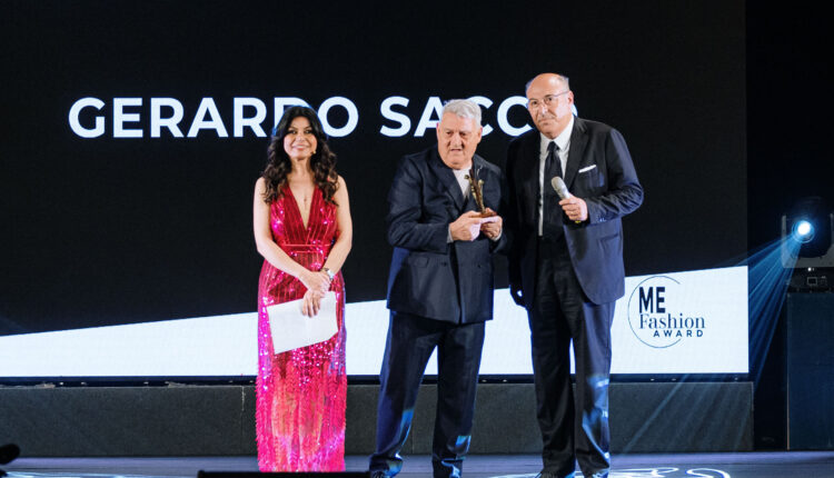 L’assessore comunale ai grandi eventi Massimo Finocchiaro premia il maestro orafo Gerado Sacco