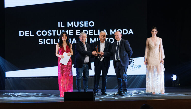 L’assessore comunale alla cultura Enzo Caruso premia il museo del costume e della moda siciliana di mirto rappresentato dal sindaco Zingales e dal vice sindaco Raffiti