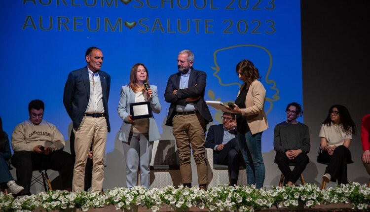 Rosario Lo Magno e Maria Antonella Magrì premiano Andrea Di Cataldo