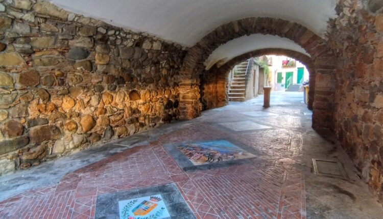 Tunnel borgo con maioliche nella pavimentazione