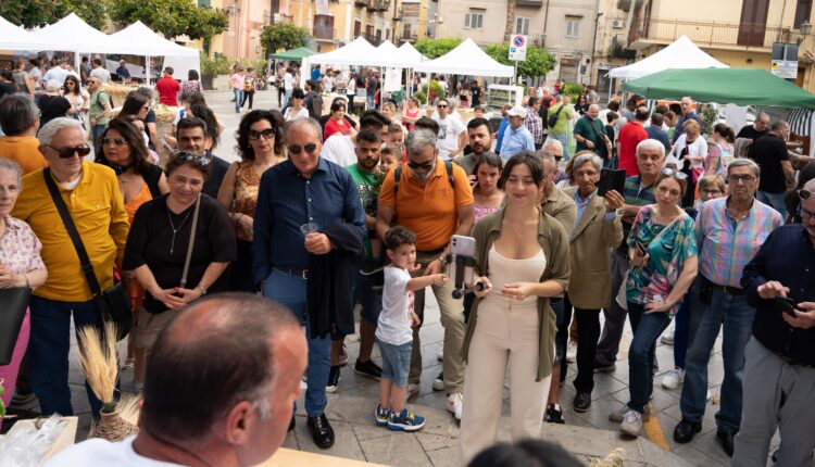 Pubblico durante Cooking Show sullo sfondo stand