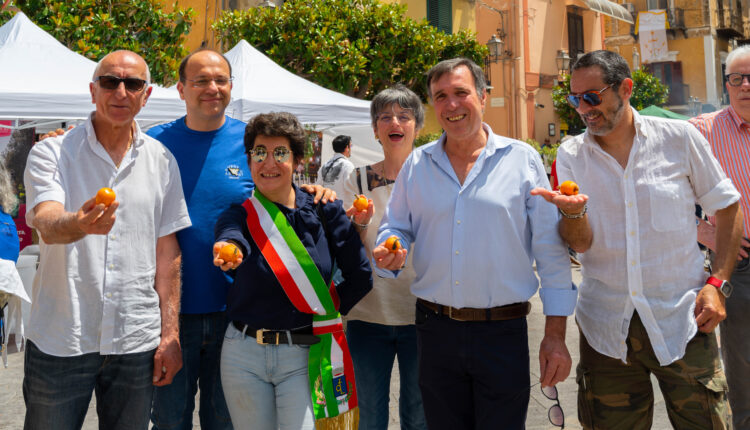 Sindaco Altofonte con turisti e nespole