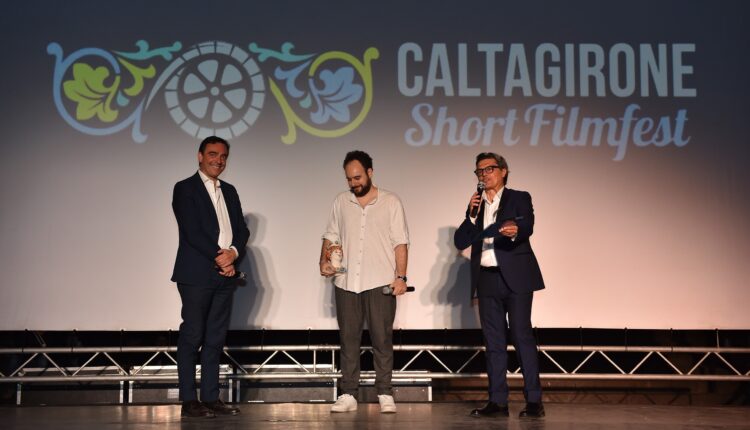 Caltagirone ShortFilmFest_Il Sindaco Fabio Roccuzzo premia il regista Luca Arcidiacono_130723