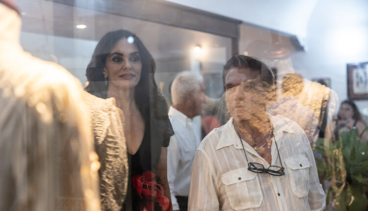 Il curatore della rassegna Giuseppe Miraudo mostra a Maria Grazia Cucinotta alcuni dei pezzi della mostra (2)