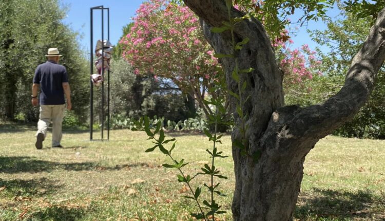 Parco di Naxos, Claudio Palmieri e la scultura San Sebastiano, 1988 (ph. Melamedia)