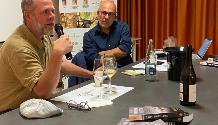 VM23_sx Benjamin Spencer presenta il libro sui vini Etna in italiano con Giampaolo Gravina