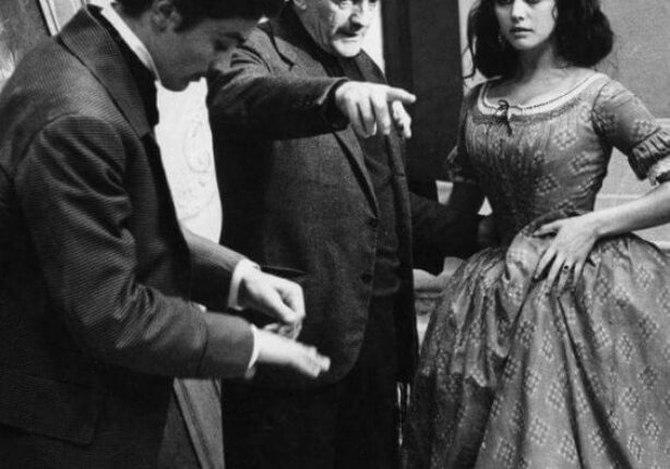 Luchino Visconti impartisce delle indicazioni prima del ciak