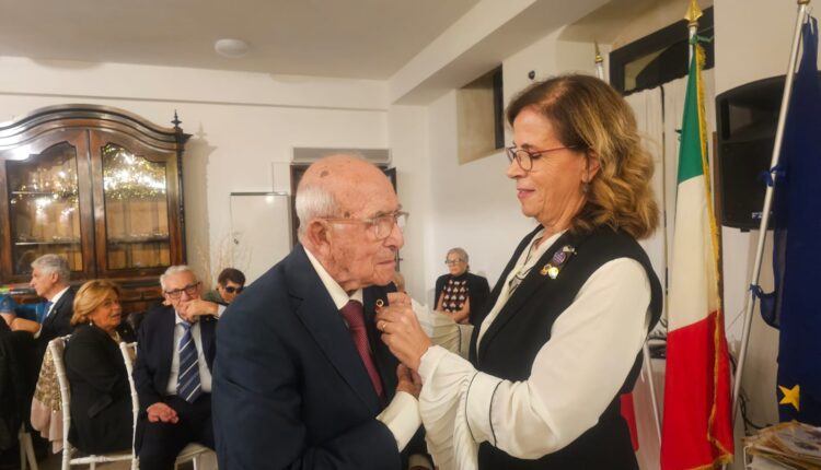 IL governatore consegna il guidoncino al socio più anziano dei Lions Giuseppe Guarnera pins