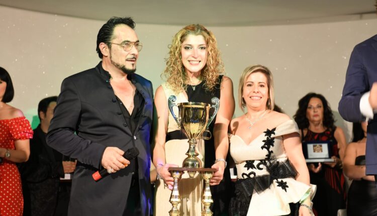la vincitrice Daniela Battaglia con Danilo Crisafulli e Carmen Denaro – ph Fabio Baglieri