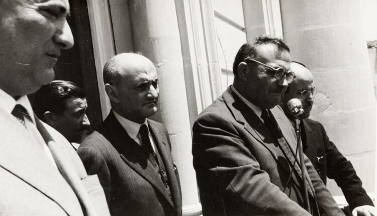 23 maggio 1950 Il Ministro dei LL.PP.On.le S. Aldisio saluta il popolo di Scicli dal balcone centrale del Municipio- al suo fianco semicoperto Ignazio Occhipinti