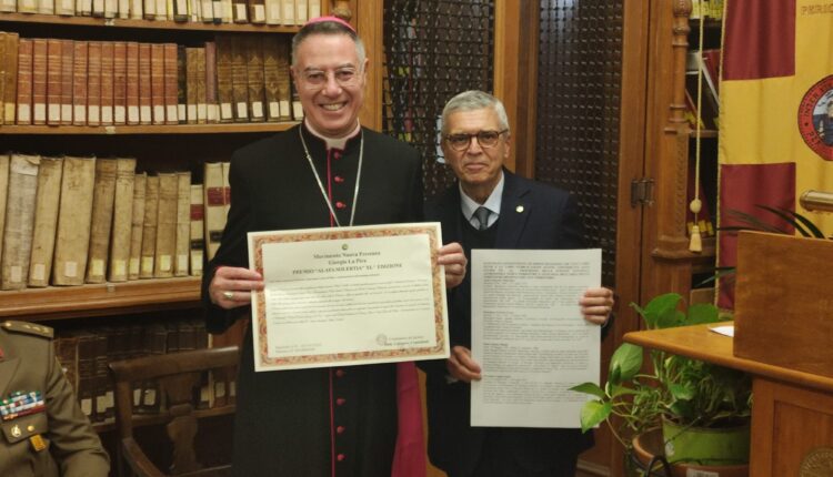 Il Generale Ignazio Rao studioso di scienze consegna il premio Alata Solertia a Mons Cesare Di Pietro in memora degli scienziati sacerdoti Maurolico e altri