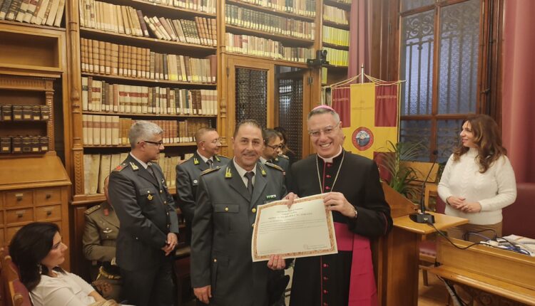 Il Vescovo Ausiliare Mons Di Pietro consegna il premio ai militari del ROAN Guardia di Finanza di Vibo Valentia e reparti dip
