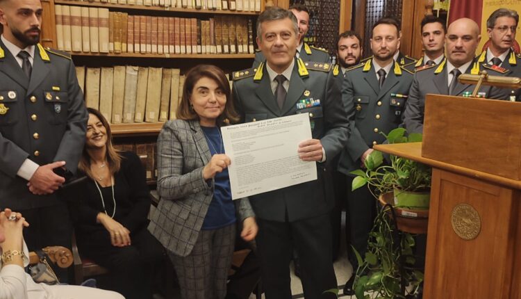 La presidente della sezione pemale del Tribumale di Messina, dottssa Maria Eugenia Grimaldi consegna il premio al Ten Col. Domenico Grasso, rappresentante del comandante Gan Me e agli Uf