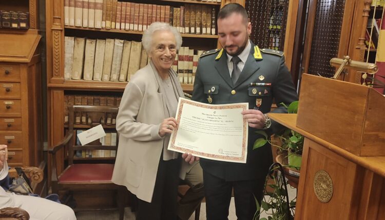 La presidentessa emerita del Tribunale di Messina Dott.ssa Marina Moleti consegna il premio Alata Solertia al Ten Simone Poscente