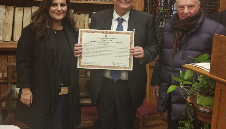 Maria Caminiti figlia del Dott Carmelo Caminiti felice memoria consegna il premio al Prof. Biagio Ricciardi
