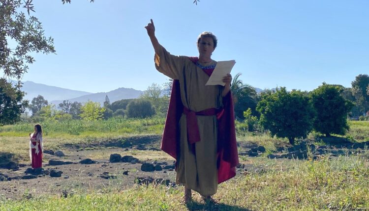 Naxos, Rievocazione Storica_4 l’attore Elio Crifò nel ruolo dello storico Timeo