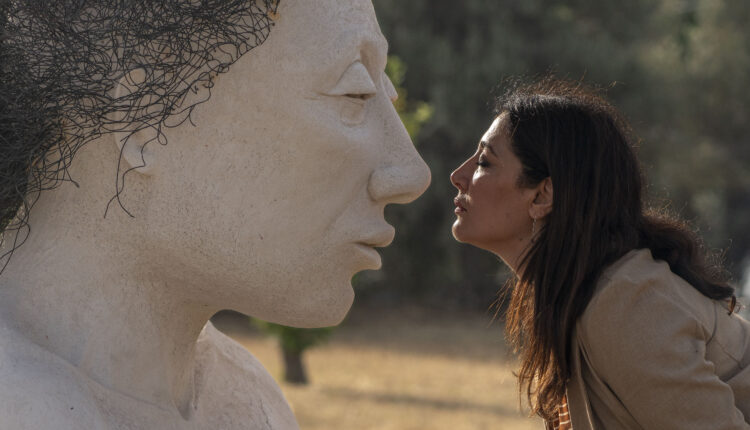 NAXOS, Mostra Ecate_opera La Fiaccola e l’autrice Stefania Pennacchio (ph. La Spada)