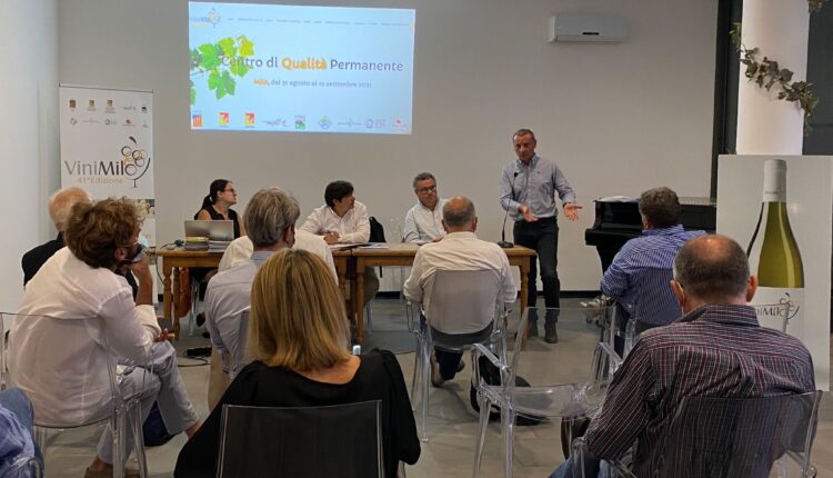 VM2021, convegno, in piedi Maurizio Lunetta (Consorzio Etna Doc), 0209