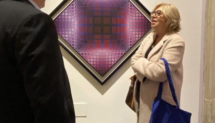 PINAK_10 press tour, sullo sfondo VICTOR VASARELY, Dell-2, 1972