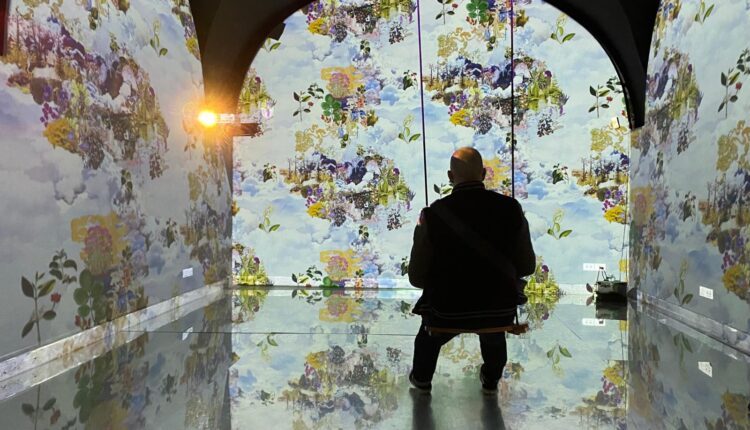PINAK_20 sala immersiva con il wallpaper Unicorn di Francesco Simeti